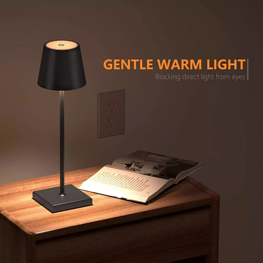 Moderne, dimmbare LED-Tischleuchte mit Akku – kabellos, wetterfest (IP54) und ideal für drinnen & draußen. Stufenlos dimmbar per Touch, mit warmem bis kaltem Licht (3000–6500K).
